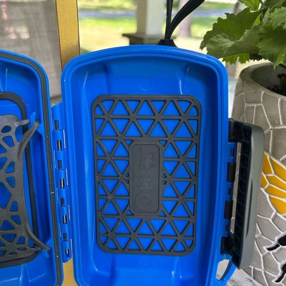 ☀️OtterBox Vibrant Blue Protective Case